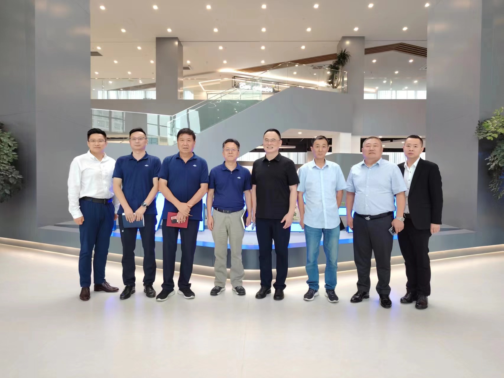 博采眾長 共謀合作新篇章——天津震翔董事長張震生先生、杭州熱聯(lián)集團(tuán)高級副總裁、中金協(xié)風(fēng)險(xiǎn)管理專委會會長勞洪波先生受邀參觀杭叉集團(tuán)